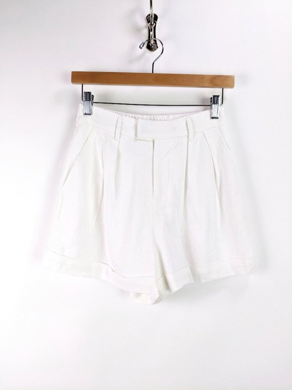 WAYF Womens High Waist Pleated Linen Blend Elastic Back Shorts in Ivory Size S